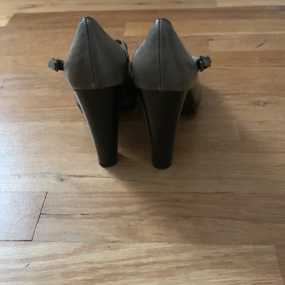 Vera Wang Mary Jane shoes - Picture 2 of 3